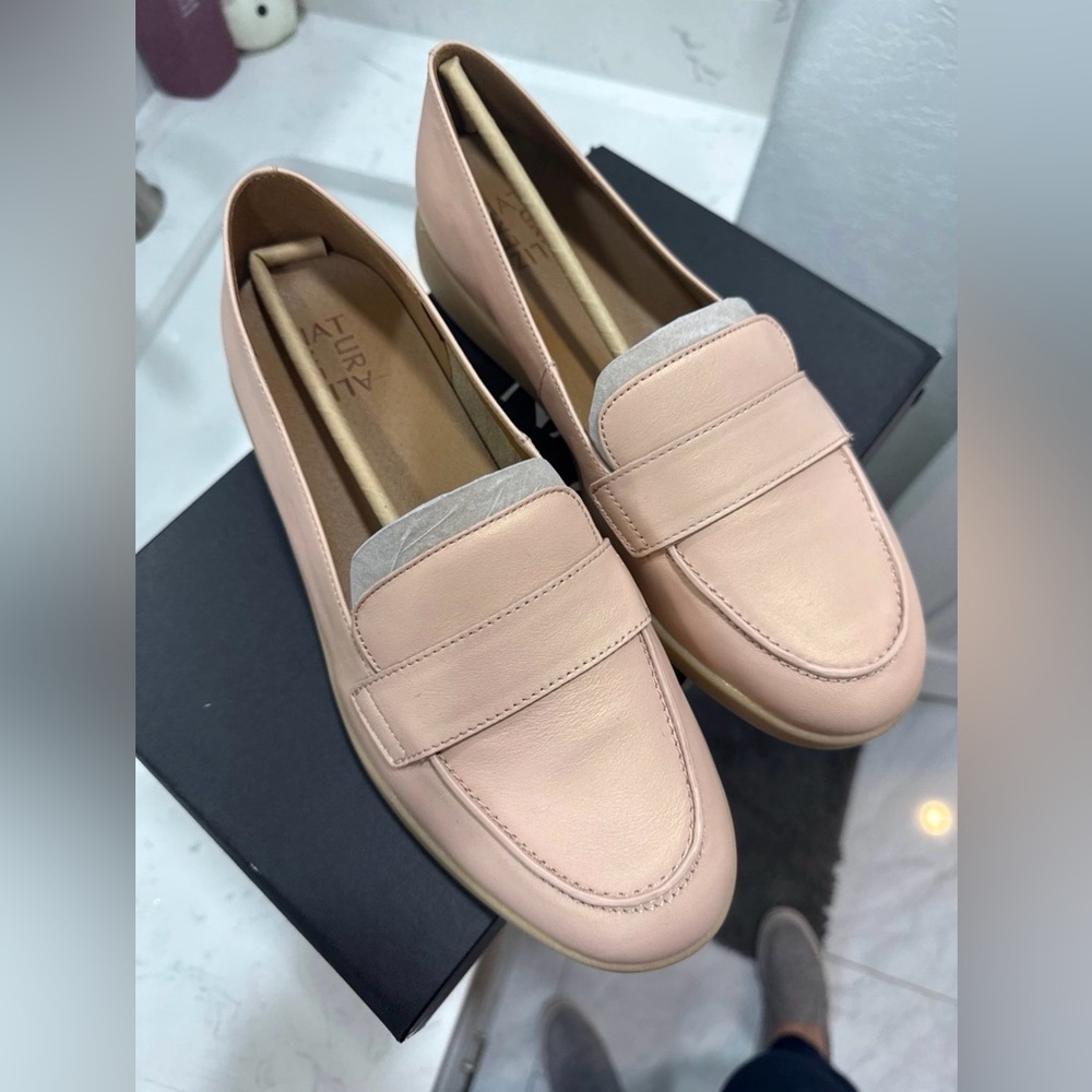 Naturalizer women’s loafers new in box